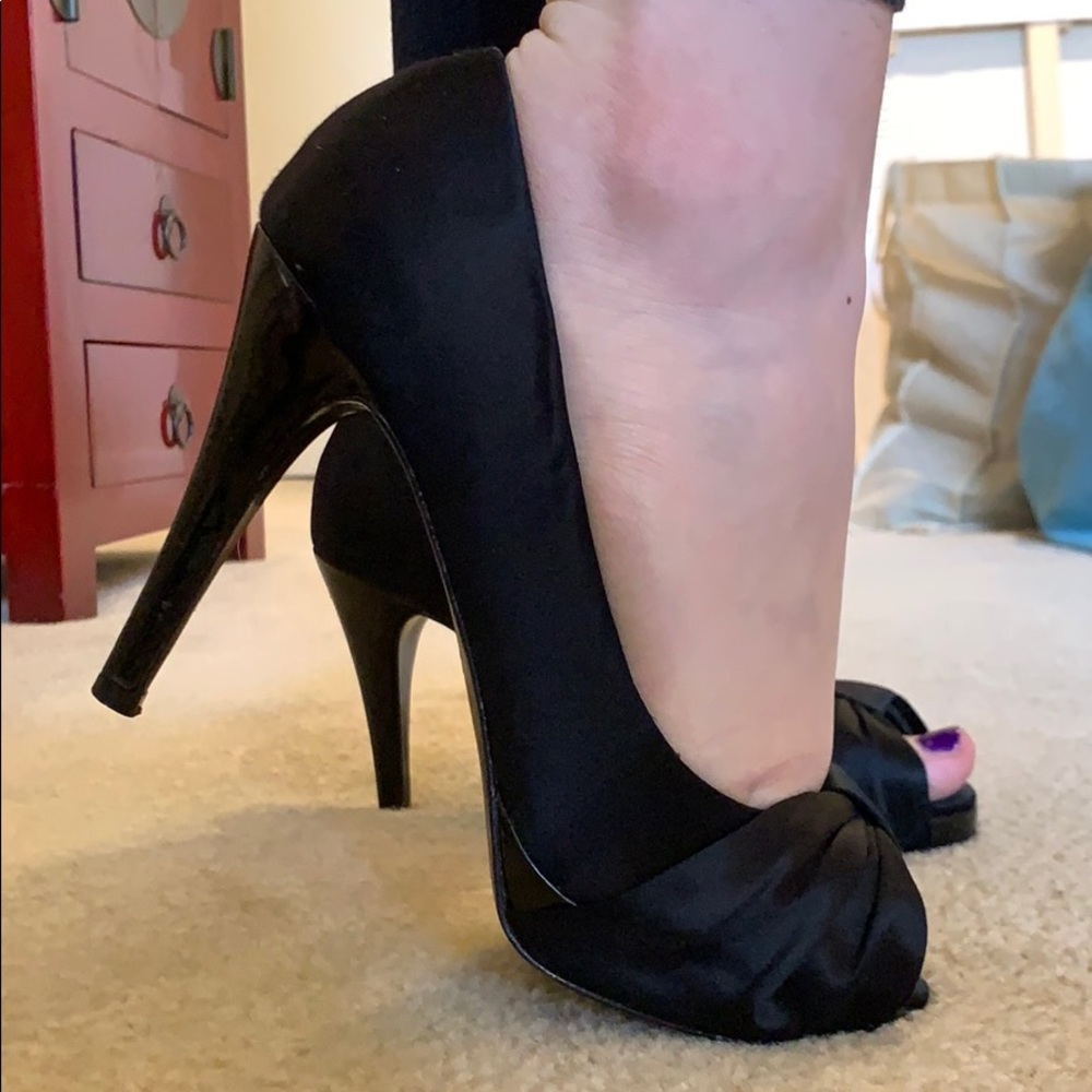 Peep Toe Black Pumps